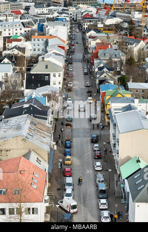 Reykjavik, Island. Die Ansicht Nordwesten vom Turm der Kirche Hallgrimskirkja über bunt bemalten alten Häuser, Skólavörðustígur Straße Stockfoto
