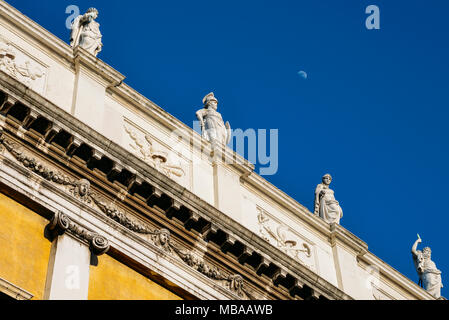 Statuen an der Spitze der Nationalbibliothek von St Mark's Biblioteca Marciana, Venedig, Venetien, Italien.