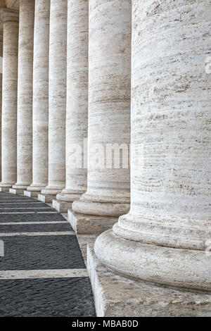 Berninis Kolonnaden in (Piazza San Pietro - Città del Vaticano) St. Peter's Square, Vatikan, Rom, Italien. Bestehend aus 284 Säulen und 88 Stockfoto