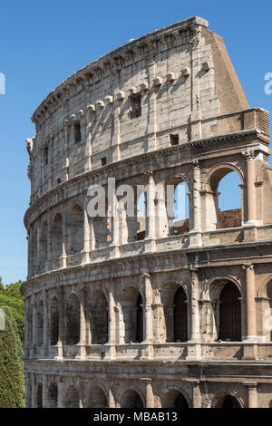 Das Kolosseum oder Coliseum, auch als das flavische Amphitheater oder Colosseo bekannt, ist eine ovale Amphitheater, dem größten der Welt, in der Mitte der Stockfoto