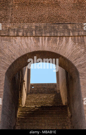 Komplizierte Mauerwerk um Eingang Schritte zu einer der Ebenen im Kolosseum oder Coliseum, auch als das flavische Amphitheater oder Colosseo bekannt, ist eine Stockfoto