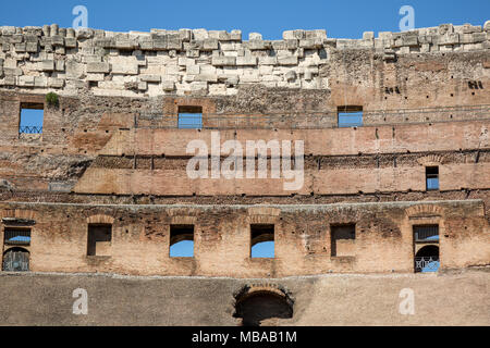 Den oberen Wänden des Kolosseum oder Coliseum, auch als das flavische Amphitheater oder Colosseo bekannt, ist eine ovale Amphitheater, dem größten der Welt, in Th Stockfoto