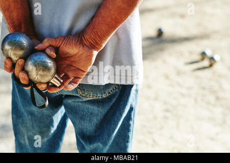 Mann spielt Petanque in einem französischen Dorf Stockfoto