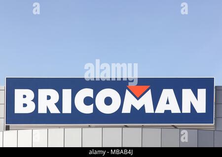 Limas, Frankreich - 14. März 2018: bricoman Logo auf eine Wand. Bricoman ist eine Einzelhandelskette in DIY spezialisiert und 1998 erstellt Stockfoto
