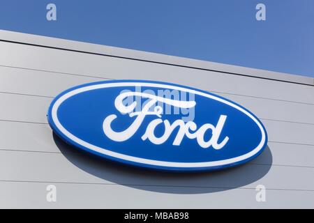 Villefranche, Frankreich - 28. Mai 2017: Ford Logo auf eine Wand. Ford ist eine US-amerikanische multinationale Automobilunternehmen in Dearborn, Michigan, USA Stockfoto