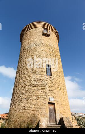 Turm im Dorf Oingt in Beaujolais, Frankreich Stockfoto