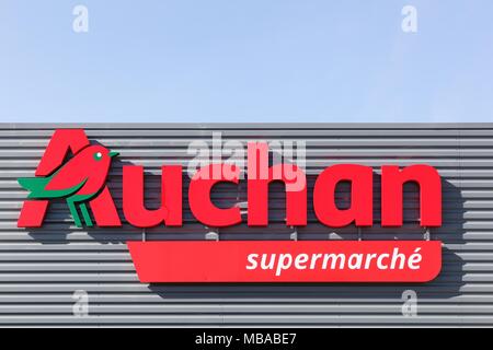 Limas, Frankreich - 14. März 2018: Auchan Supermarkt Logo auf eine Wand. Auchan ist eine französische internationale Retail Group Stockfoto