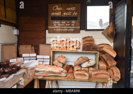 Brot auf Verkauf in Sussex Bauer mobile Farm Shop neben dem Pfefferstreuer im Queens Park in Brighton. Stockfoto