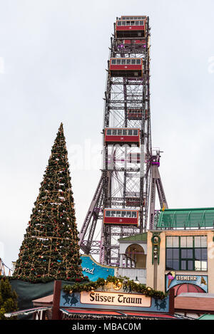 Seitliche Sicht auf das Wiener Riesenrad Riesenrad, Prater, geschmückten Weihnachtsbaum auf der linken Seite Stockfoto