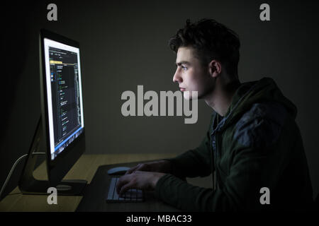 Hacker in der Dunkelheit bricht den Zugang zu Informationen und infizieren Computer und Systeme stehlen. Konzepte des Hackens und cyber Terrorismus Stockfoto