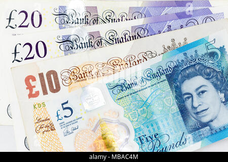 Banknoten der Verbreitung über Frame britische Pfund Sterling in verschiedenen Stückelungen Stockfoto