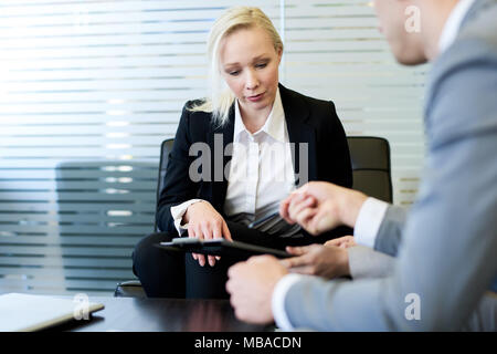 Weibliche Boss Überprüfung Bericht Stockfoto