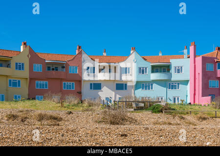 Damme Suffolk, eine bunte Reihe von Häusern bekannt als Vorgewende dating von 1937 am Strand von Damme an der Küste von Suffolk, Großbritannien Stockfoto