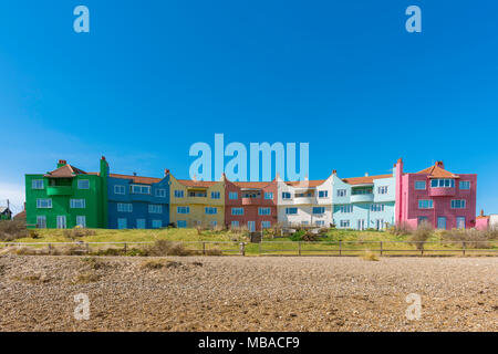 Thorpeness Suffolk UK, Blick auf die Headlands, eine bunte Reihe von Häusern aus dem Jahr 1937 am Strand von Thorpeness an der Küste von Suffolk, Großbritannien. Stockfoto