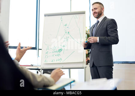 Ausgereifte Business Coach bei der Präsentation Stockfoto