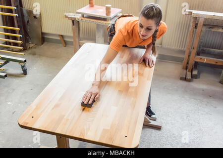 Tischler Frau auf einem Tisch Stockfoto