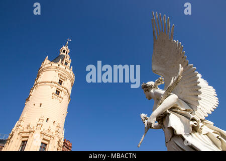 Schwerin, Deutschland. Statue eines Engels und Turm des Schweriner Schloss Palast (Schweriner Schloss). Ein Weltkulturerbe in Mecklenburg-Vorpommern Stockfoto