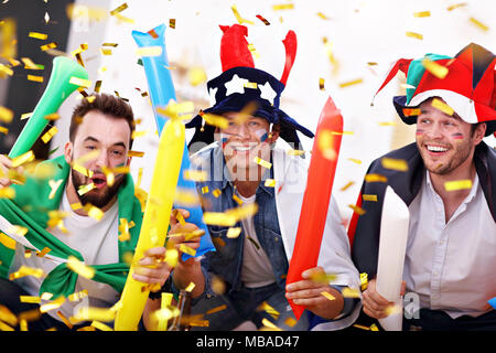 Gerne männliche Freunde jubeln und Sportveranstaltungen im TV Stockfoto