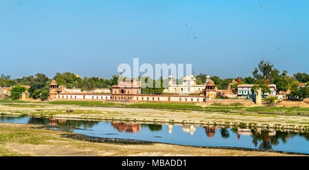 Blick auf das Grabmal des Itimad-ud-Daulah mit dem Yamuna-fluss in Agra, Indien Stockfoto