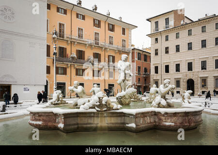 Rom, Italien, 26. Februar 2018: Die berühmten Moor Brunnen (Fontana del Moro) an der Piazza Navona nach dem ungewöhnlichen Schneefälle vom 26. Februar 2018 in Rom, Es Stockfoto