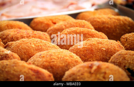 Nahaufnahme einer Gruppe von gebratener Reis Kugeln (Sizilianische arancini) Stockfoto