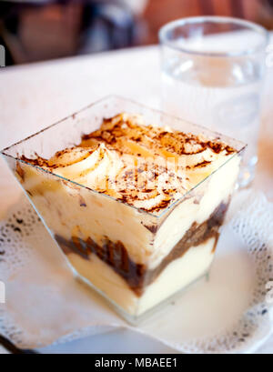 Blick auf einen Teil der italienischen Tiramisu mit Mascarpone, Kaffee und savoiardi Kekse gemacht Stockfoto