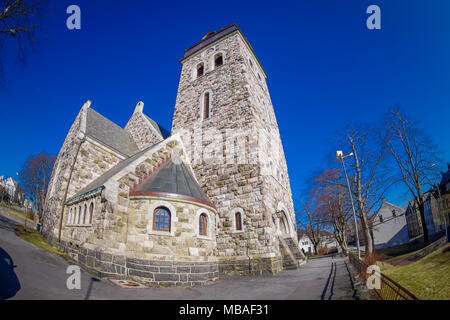 ALESUND, Norwegen - 04 April, 2018: Bewlow im Freien von Alesund Kirche, mit einem blauen Himmel auf Kirkegata Stockfoto