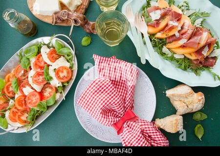 Bunte Caprese Salat mit frischen Tomaten und Mozzarella Stockfoto