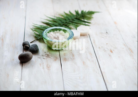 Spa-Konzept, Hintergrund, stilisierte Foto, Ansicht von oben, mit einem Platz für ein Text-, Flach Meersalz, Lotion, Kerzen Stockfoto