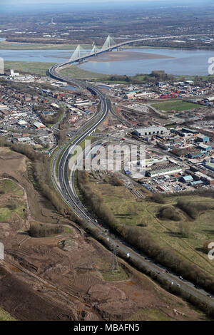 Luftbild von der Widnes Seite des Flusses Mersey entlang der A 562 in Richtung der neuen Brücke in Runcorn, Cheshire, Großbritannien Stockfoto