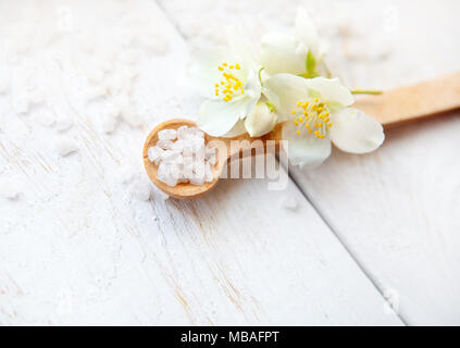 Spa Komposition mit Jasminblüten und Meersalz auf Tisch Stockfoto