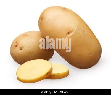 Zwei ganze Frische ungeschälte Kartoffeln und zwei gehackte Stücke auf weißem Hintergrund Stockfoto