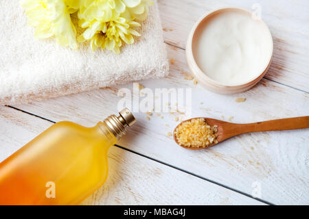 Spa mit Kern Öl, natürliche Seife und Meersalz mit Blumen auf weißem Holz- Hintergrund Stockfoto