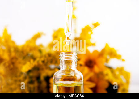 Tropfen fallen von Tropfen des ätherischen Öls, Aromatherapie Essence. Stockfoto