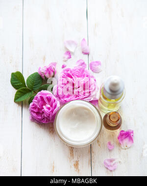 Spa. Massage Öl, Handtuch, Meersalz und Kerzen white flower auf weiße Holztisch, oben flach Stockfoto