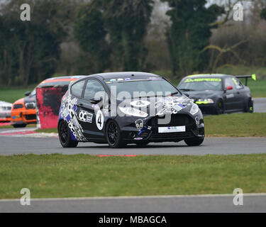 Snetterton Rennstrecke, Snetterton, Norfolk, England, Samstag, 7. April 2018. Oliver Clarke, Ford Fiesta ST, in der Classic Sports Car Club, Stockfoto