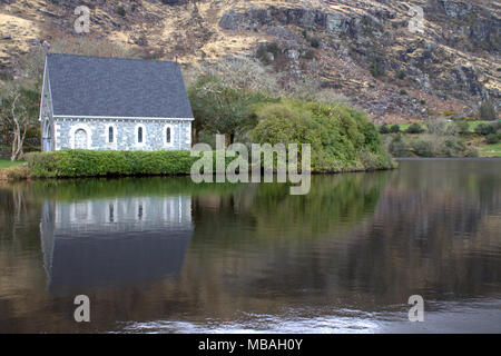 Gougane Barra Kirche und Schrein des Heiligen Finbarr, dem ersten Bischof von Cork, in der stimmungsvollen See Umgebung der Kirche wider. Stockfoto