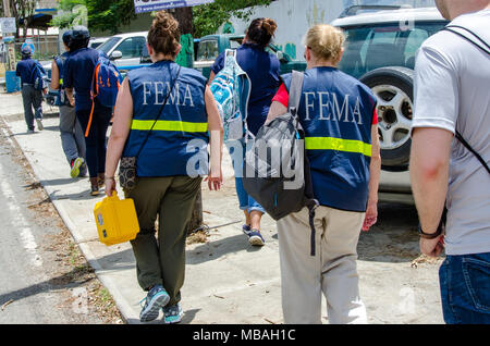 Culebra, PR, Sept. 11, 2017 -- eine Katastrophe Survivor Hilfe team ist hier mit dem Bürgermeister über die Einrichtung einer Website für die Überlebenden des Hurrikans Irma mit FEMA für Unterstützung zur Registrierung zu erfüllen. Team Mitglieder sprach mit Anwohnern und veröffentlicht Informationen in lokalen Unternehmen über die Kontaktaufnahme mit FEMA um Hilfe. Stockfoto