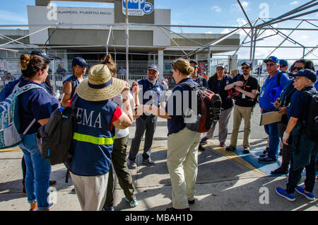 Farjardo, PR, Sept. 11, 2017 -- einem FEMA Disaster Survivor Hilfe team Warten ist eine Fähre auf die Insel Culebra zu nehmen, um zu helfen, eine Registration Site für Überlebende des Hurrikans Irma und einem FEMA öffentliche Hilfe Mannschaft zusammen mit Mitgliedern der Small Business Administration eingestellt sind, Warten auf die Fähre auf die Insel Vieques vorläufige Bewertung der Schäden zu tun. Stockfoto