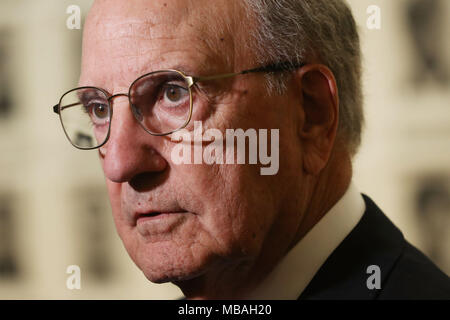 Der ehemalige US-Gesandten für den Friedensprozess in Nordirland George Mitchell spricht zu den Medien vor einer wichtigen Rede auf dem Karfreitagsabkommen an der Hugh Lane Gallery in Dublin. Stockfoto