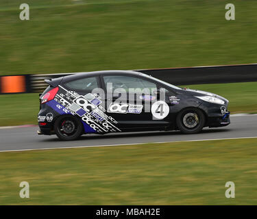 Snetterton Rennstrecke, Snetterton, Norfolk, England, Samstag, 7. April 2018. Oliver Clarke, Ford Fiesta ST, in der Classic Sports Car Club, Stockfoto