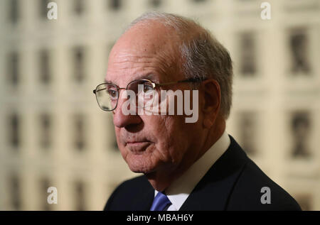 Der ehemalige US-Gesandten für den Friedensprozess in Nordirland George Mitchell spricht zu den Medien vor einer wichtigen Rede auf dem Karfreitagsabkommen an der Hugh Lane Gallery in Dublin. Stockfoto