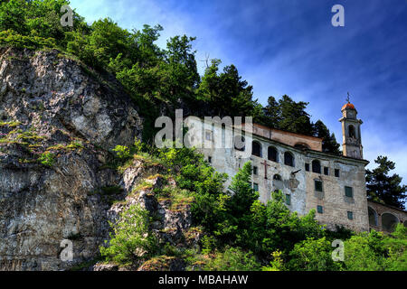 Die Wallfahrtskirche von Santa Lucia, teilweise in eine felsige Höhle, bei Villanova Mondovì, in Piemont, Italien. Stockfoto