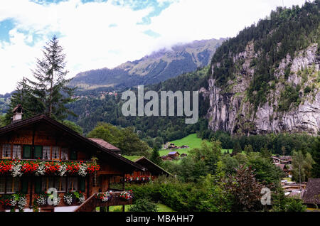 Swiss Alpine touristische Stadt von Lauterbrunnen im Lauterbrunnental, Jungfrau Region, Kanton Bern, Schweiz. Ansicht von Süden. Stockfoto