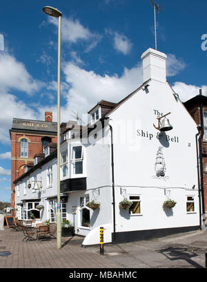 Das Schiff & Bell Public House, London Road, Horndean, Hampshire, England, UK. Stockfoto