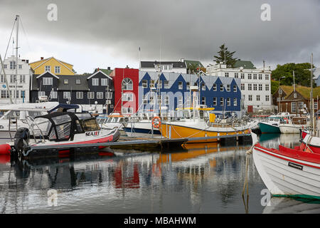 TORSHAWN, FÄRÖER, Dänemark - 21 August 2018: Hafen in der Bucht von Torshawn, das ist die Hauptstadt der Färöer, Dänemark. Stockfoto