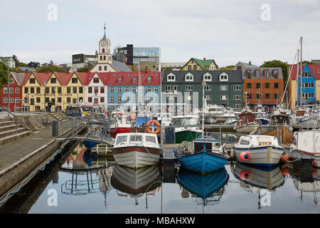 TORSHAWN, FÄRÖER, Dänemark - 21 August, 2018: Die Schöne bunte Innenstadt und Hafen von Torshawn, die Hauptstadt der Färöer, Dänemark Stockfoto