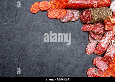 Verschiedene Arten von getrockneten Bio salami Wurst auf konkreten Hintergrund Stockfoto