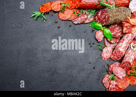 Verschiedene Arten von getrockneten Bio salami Wurst auf konkreten Hintergrund Stockfoto