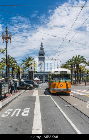 San Francisco, Kalifornien, USA - 5. Juli 2017: Die grün orange Strassenbahn in der Market Street Stockfoto